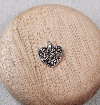 Berlock - Silverfärgat "broderat" hjärta