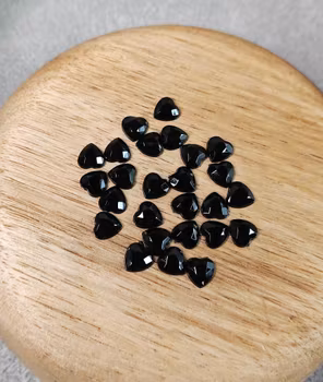 Rhinestones hjärtan - svarta 7x8 mm