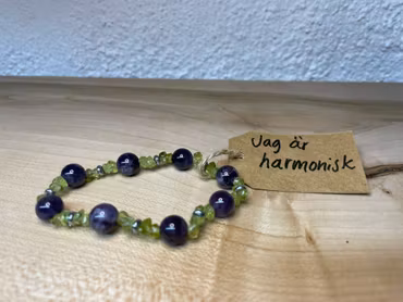 Affirmationsarmband "Jag är harmonisk" med Ametist, Hematit och Peridot stl: S