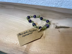 Affirmationsarmband "Jag är harmonisk" med Ametist, Hematit och Peridot stl: S