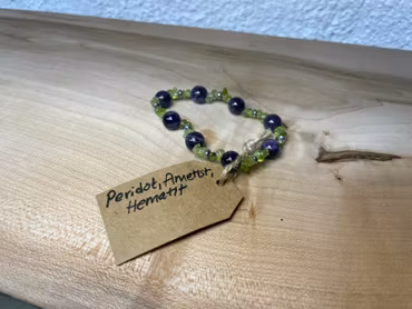 Affirmationsarmband "Jag är harmonisk" med Ametist, Hematit och Peridot stl: S