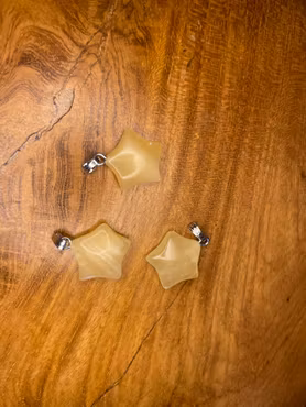 En stjärnformad berlock i gul Kalcit