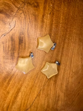 En stjärnformad berlock i gul Kalcit