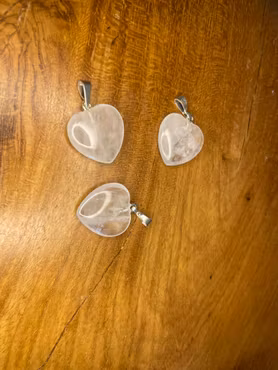 En hjärtformad berlock av Bergkristall