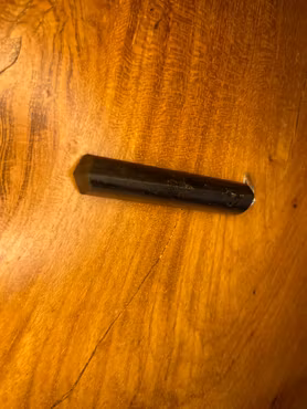 En spetsformad berlock av svart Turmalin