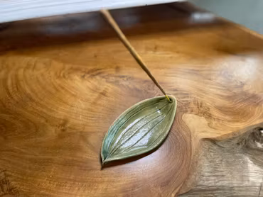 Rökelsehållare handgjord i keramik - Bladformad