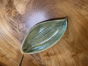 Rökelsehållare handgjord i keramik - Bladformad