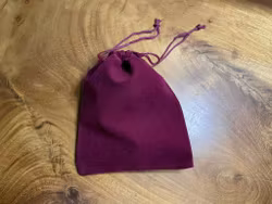 Vinröd sammetspåse