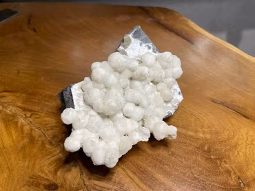 Gyrolitkluster på matrix