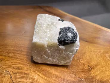 Turmalin på gul Kalcit