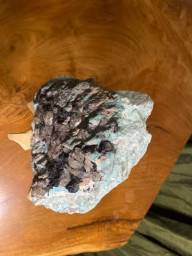 Amazonit med rökkvarts och turmalin 1,5kg 15cm