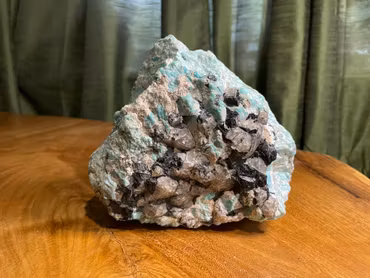 Amazonit med rökkvarts och turmalin 1,5kg 15cm