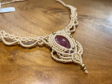 Choker / Halsband “Nocturna” Rosa Kalcit med Dolomit – Handgjord Macramé av Bohemiflow