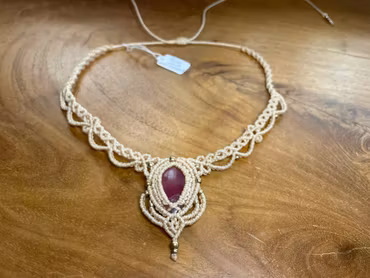 Choker / Halsband “Nocturna” Rosa Kalcit med Dolomit – Handgjord Macramé av Bohemiflow