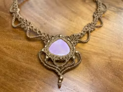 Choker / Halsband med Phosphoderit – Handgjord Macramé av Bohemiflow