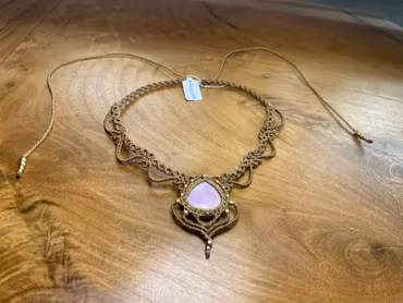 Choker / Halsband med Phosphoderit – Handgjord Macramé av Bohemiflow