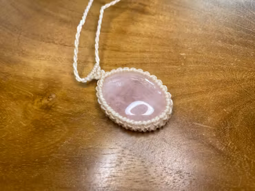 Minimalistiskt Halsband med Rosenkvarts – Handgjort av Bohemiflow