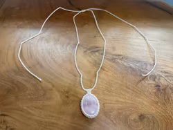 Minimalistiskt Halsband med Rosenkvarts – Handgjort av Bohemiflow