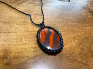 Minimalistiskt Halsband med Röd Järn-Jaspis – Handgjort av Bohemiflow