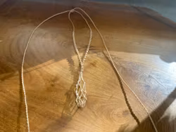 Macramé Halsband “Cage” – Justerbar Kristallhållare av Bohemiflow