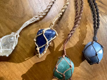 Macramé Halsband “Cage” – Justerbar Kristallhållare av Bohemiflow