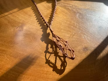 Macramé Halsband “Cage” – Justerbar Kristallhållare av Bohemiflow