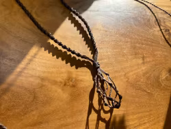 Macramé Halsband “Cage” – Justerbar Kristallhållare av Bohemiflow