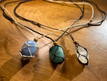 Flätat Halsband “Cage” – Justerbar Kristallhållare av Bohemiflow