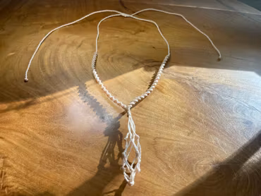 Macramé Halsband “Cage” – Justerbar Kristallhållare av Bohemiflow