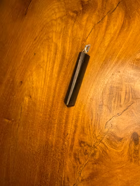 En spetsformad berlock av svart Turmalin