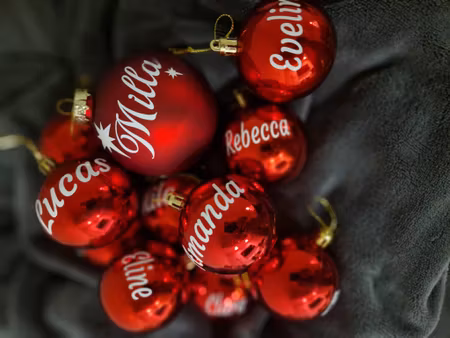Julgranskula med namn – Röd
