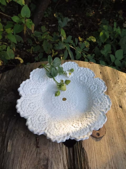 Keramikfat av stengods, blommönster, vit glasyr, keramik, konsthantverk, hantverk, handgjort
