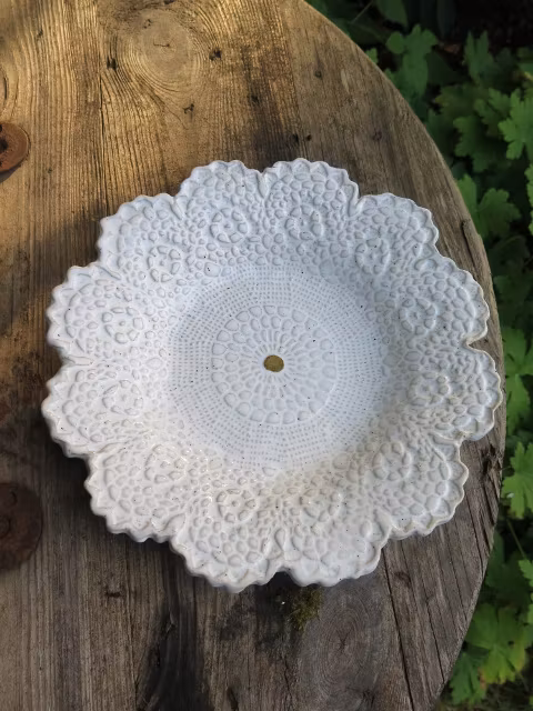 Keramikfat av stengods, blommönster, vit glasyr, keramik, konsthantverk, hantverk, handgjort