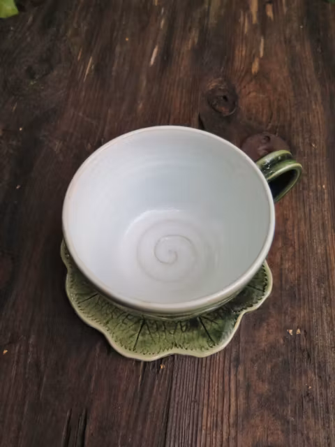 Kopp med fat, inspiration av daggkåpa, grön glasyr, stengods, keramik, hantverk, konsthantverk, drejad
