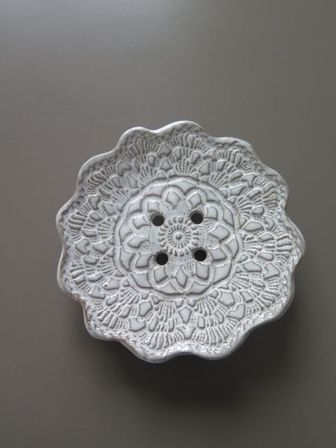 Tvålfat blomma, vit mörk