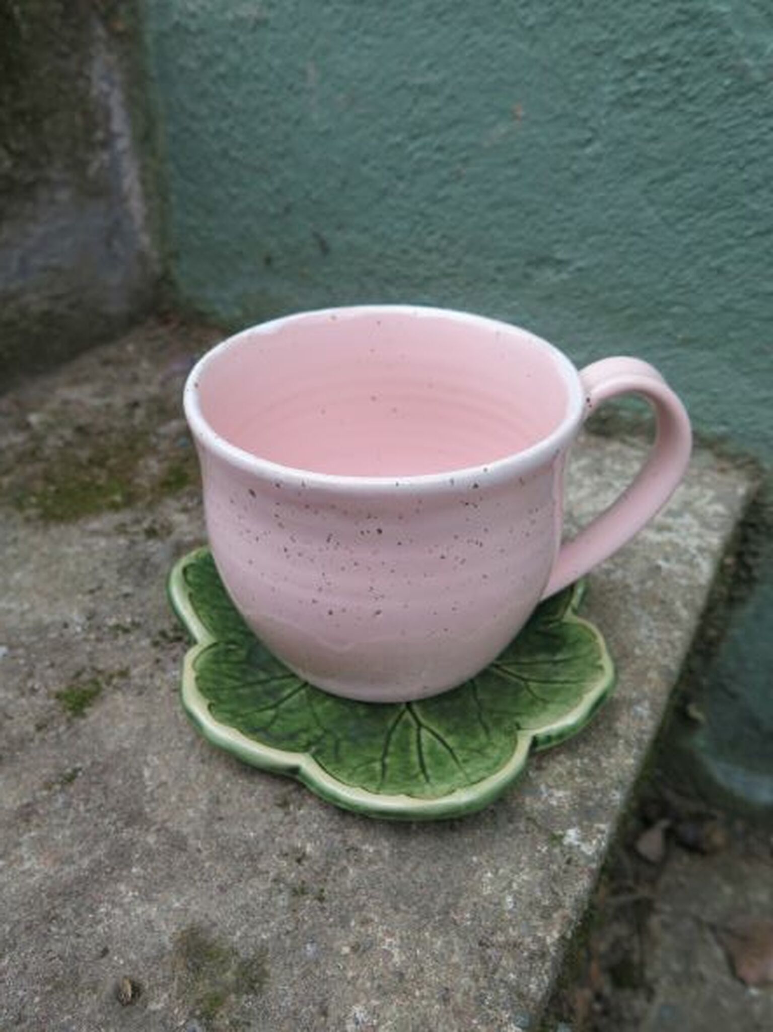 Kopp Mårbacka med fat, rosa kopp med grönt fat inspiration från mårbacka-pelargonen