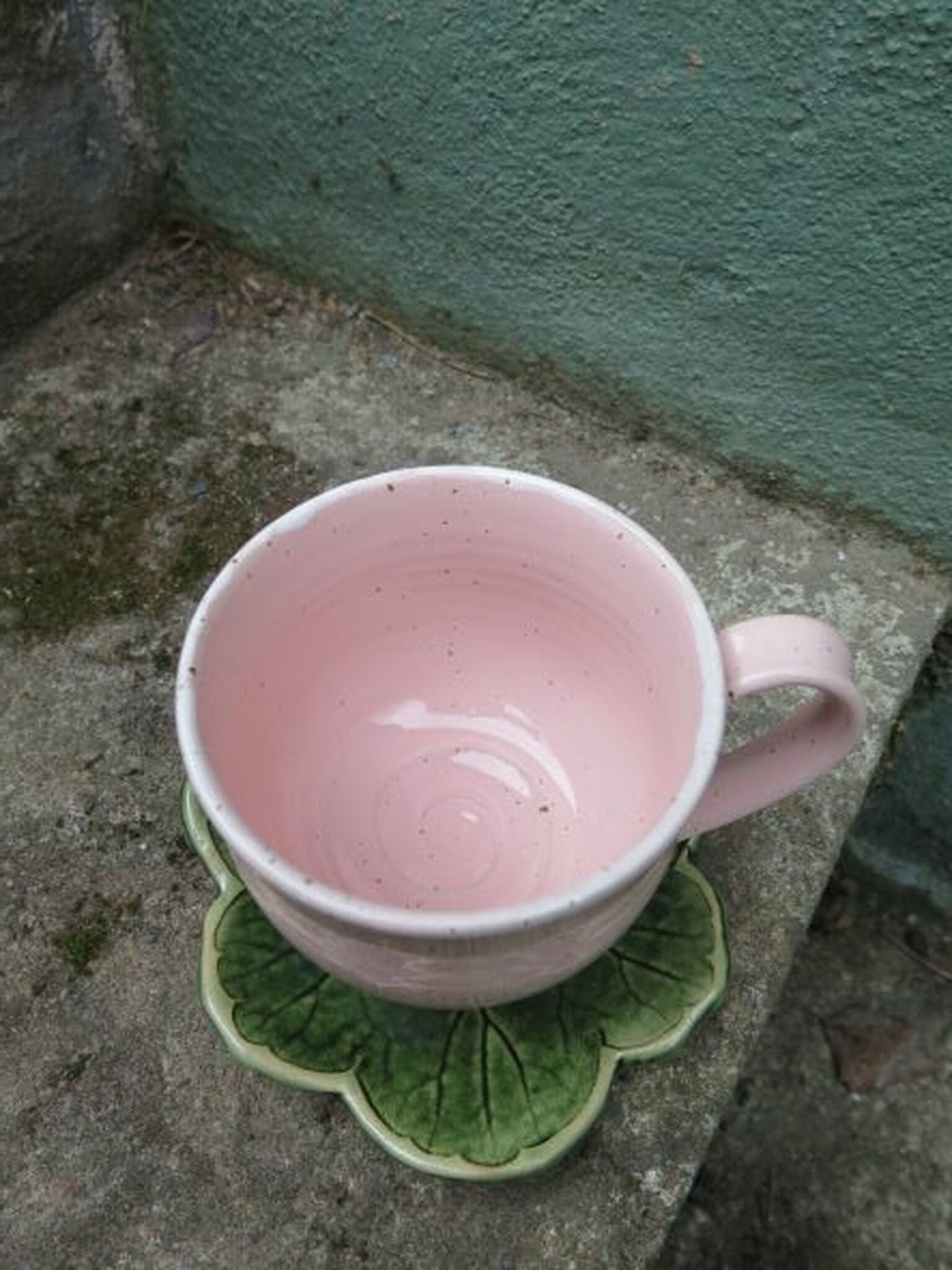 Kopp Mårbacka med fat, rosa kopp med grönt fat inspiration från mårbacka-pelargonen