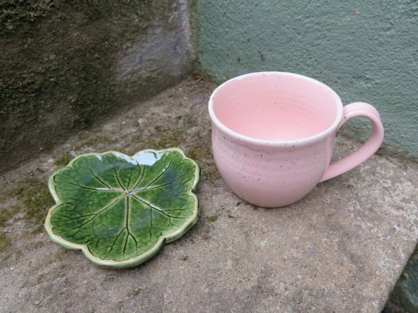Kopp Mårbacka med fat, rosa kopp med grönt fat inspiration från mårbacka-pelargonen