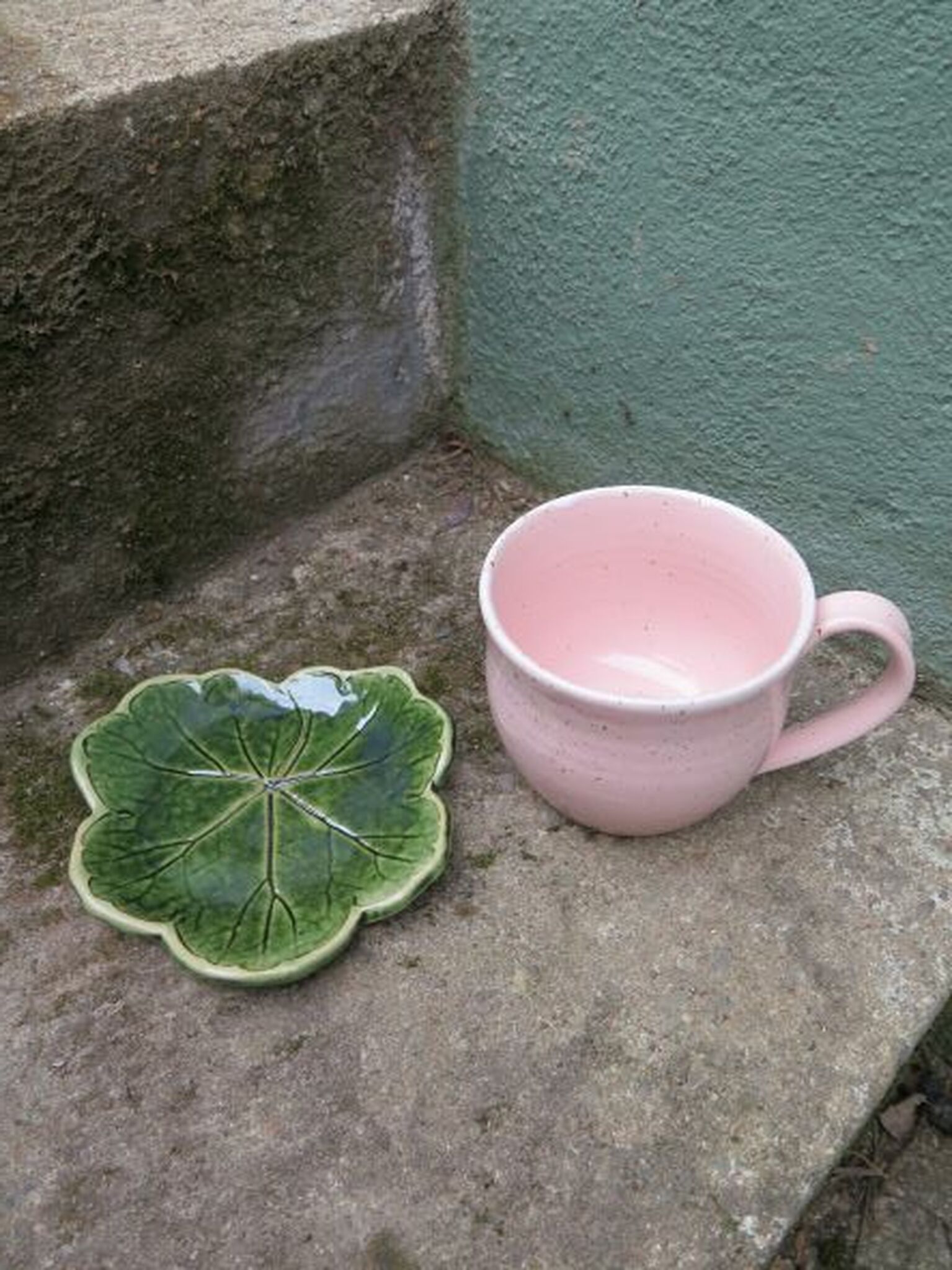 Kopp Mårbacka med fat, rosa kopp med grönt fat inspiration från mårbacka-pelargonen