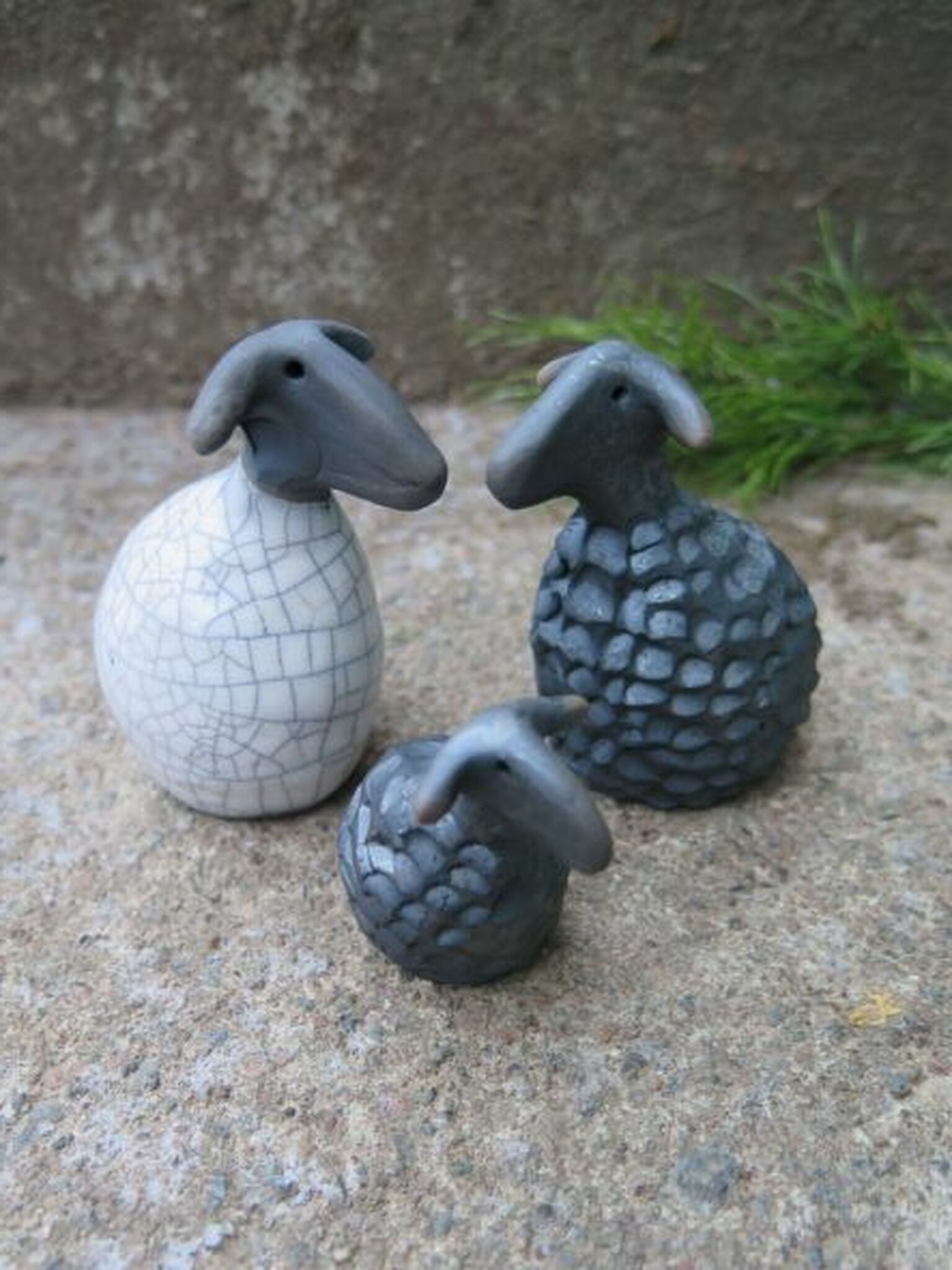 Keramikfår, raku, rakufår, handknådade, fårfamilj, keramik, hantverk, design