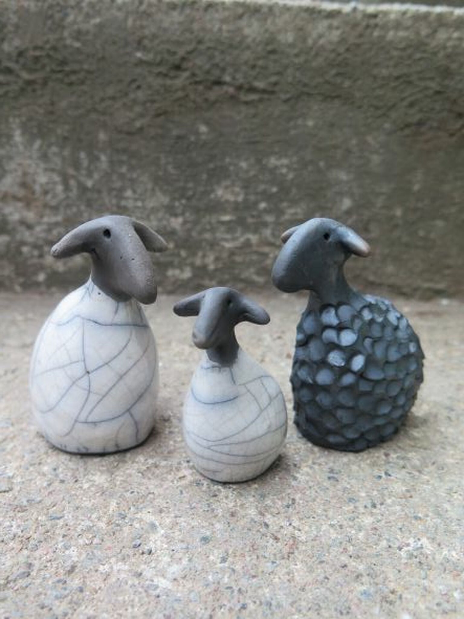 Keramikfår, raku, rakufår, handknådade, fårfamilj, keramik, hantverk, design