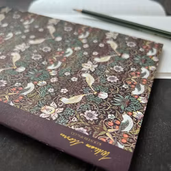 Anteckningsbok A5– Strawberry Thief vinröd