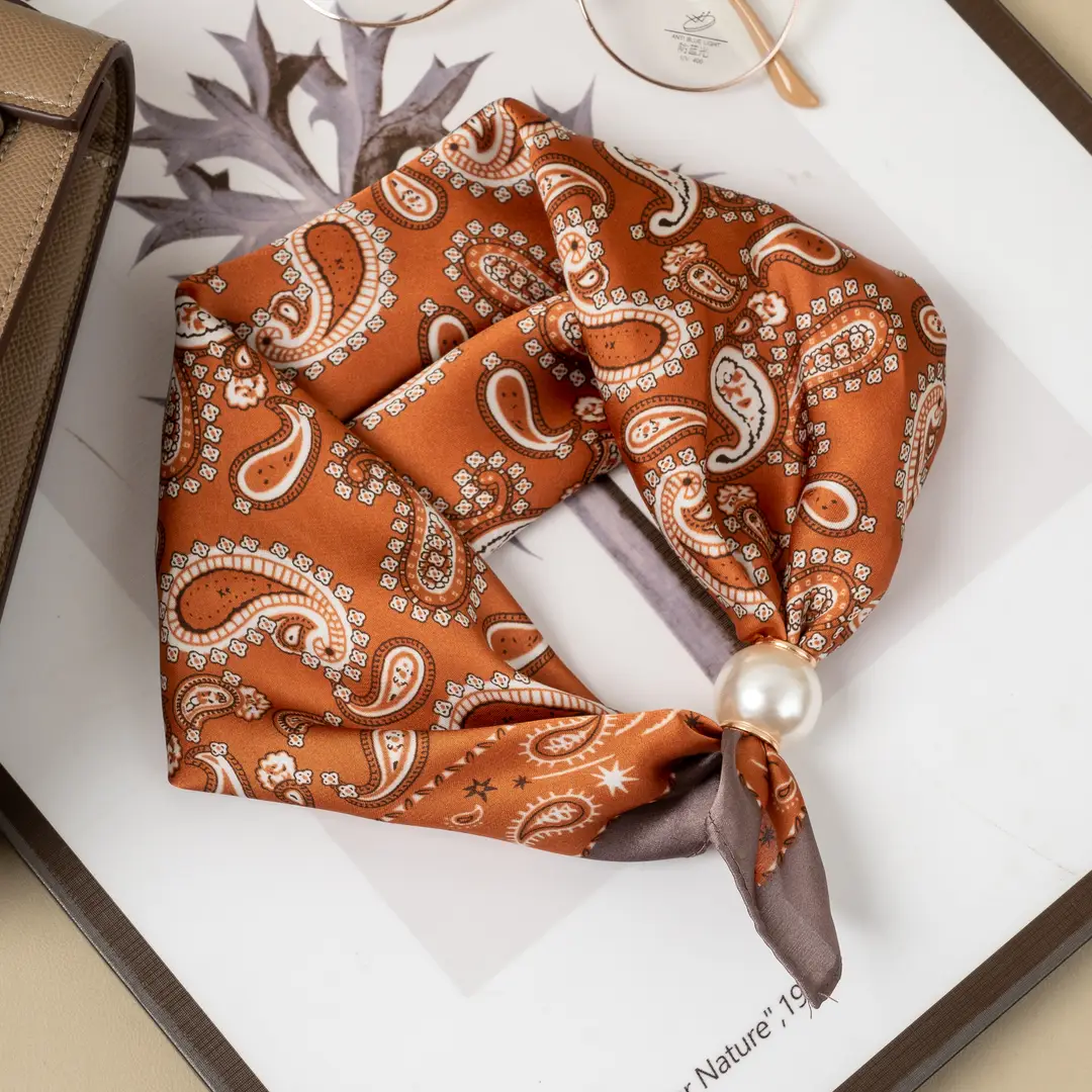 Scarf med magnetiskt pärllås – Varmbrun Paisley