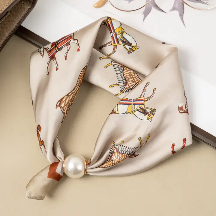 Scarf med magnetiskt pärllås – Sand & Springare