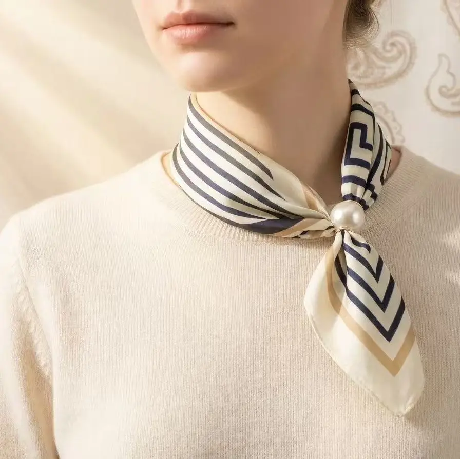 Scarf med magnetiskt pärllås – Marinblå rand