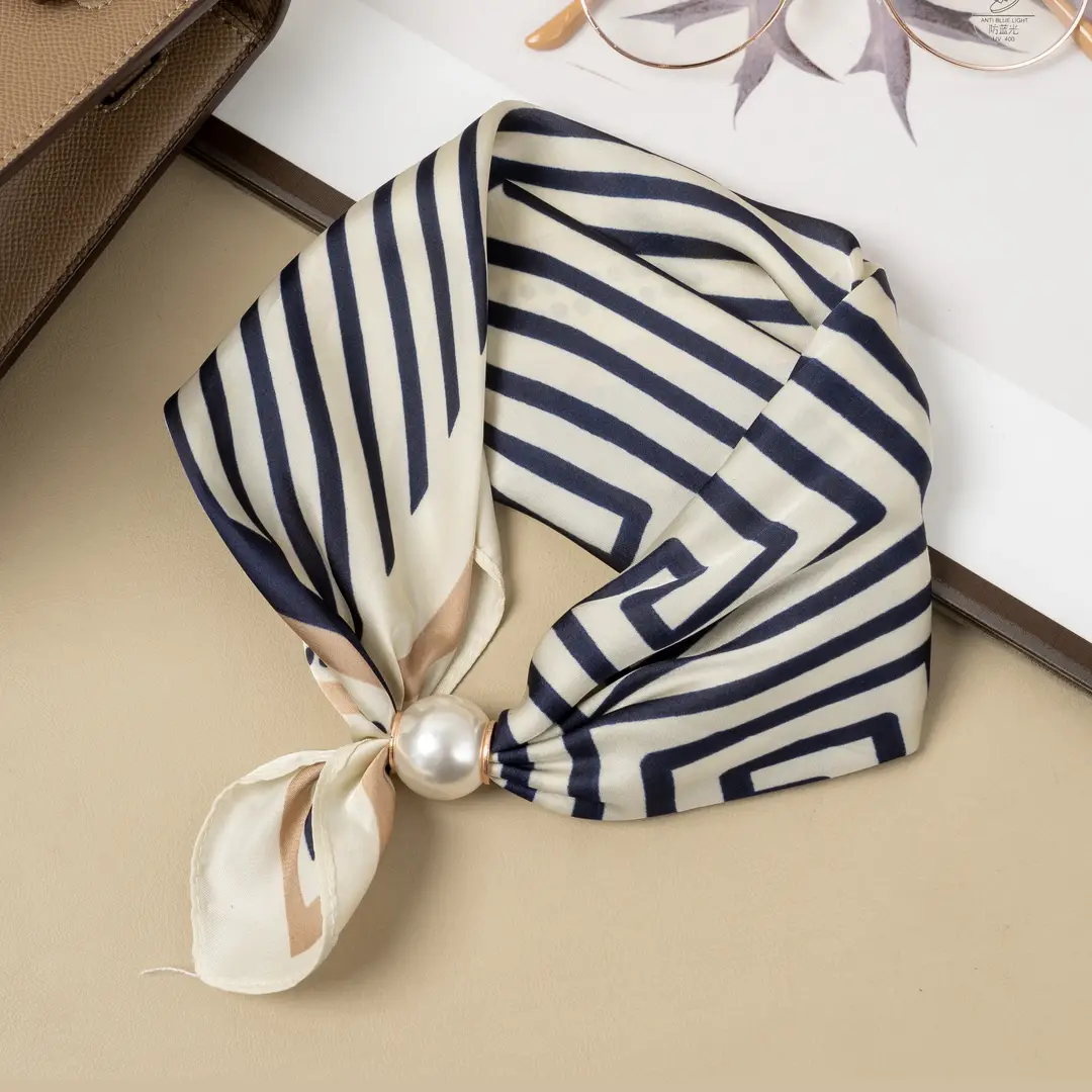 Scarf med magnetiskt pärllås – Marinblå rand
