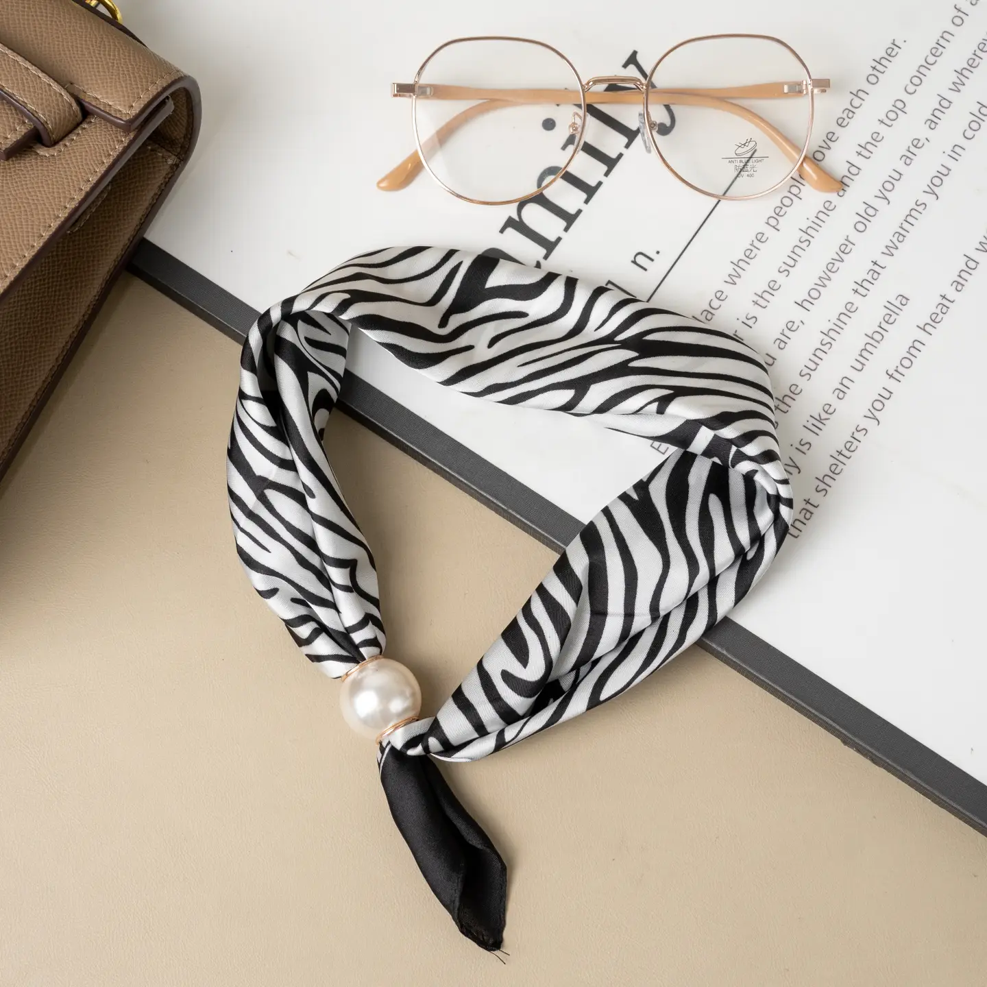 Scarf med magnetiskt pärllås – Zebra