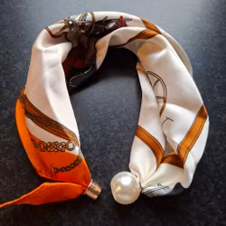 Scarf med magnetiskt pärllås - Orange & Remmar