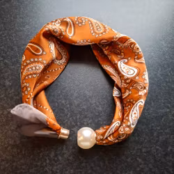 Scarf med magnetiskt pärllås – Varmbrun Paisley