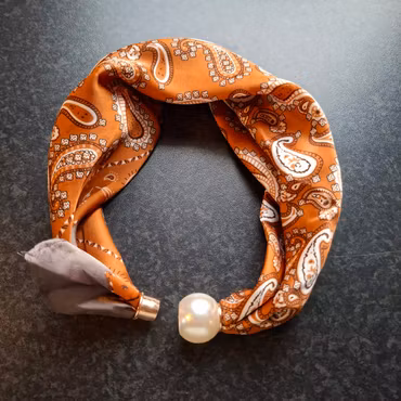 Scarf med magnetiskt pärllås – Varmbrun Paisley